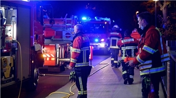 Ein Großaufgebot an Einsatzkräften sucht in der Nacht zu Freitag nach einem vierjährigen Jungen im Bereich der Wümme. Gegen 23.45 Uhr finden sie das Kind – es ist tot.