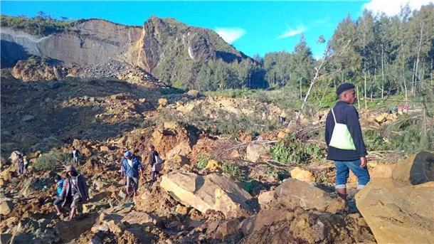 Nach Erdrutsch in Papua-Neuguinea läuft Hilfe schleppend an Ein großer Erdrutsch hat das Dorf Kaokalam unter sich begraben.