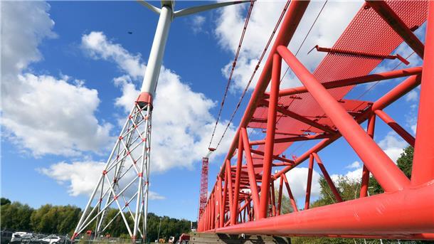 Windenergieanlage in Bremerhaven wieder fit gemacht kran lag bei windenergieanlage