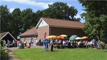 Ein großes Sommerfest mit über 100 Teilnehmern feierte der TSV Mehedorf am Wochenende. Geboten wurde ein vielfältiges Programm von Open-Air-Andacht und Gulaschsuppen-Essen bis hin zu Spaß-Fünfkampf und Mini-Sportabzeichen.
