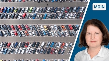 Ein Großraumparkplatz von oben.