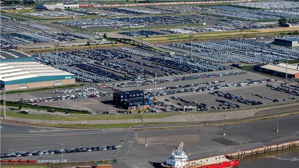 Verband vor Automesse: Seehäfen entscheidend für Autoexporte Ein Großteil der deutschen Autoexporte läuft über Seehäfen wie im ostfriesischen Emden. (Archivbild)