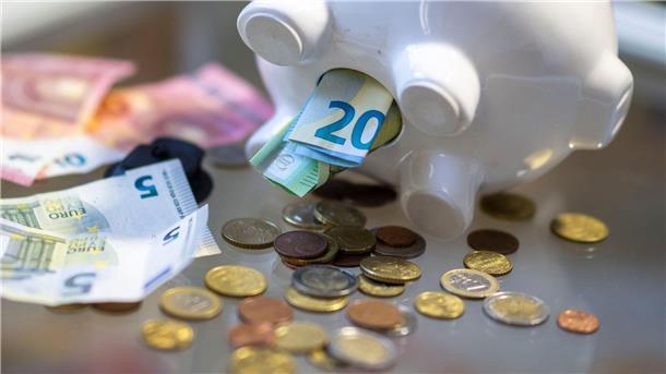 Ein Großteil der Ersparnisse liegt auf Giro- und Tagesgeldkonten oder wird als Bargeld zu Hause aufbewahrt. (Symbolbild)