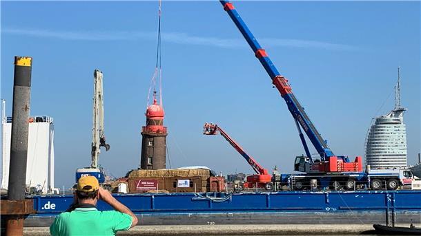 Ein Schaulustiger blickt auf den Leuchtturm der Nordmole.