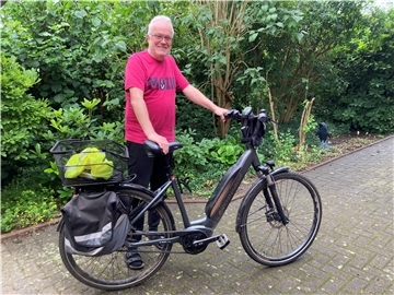 Ein gutes E-Bike, zwei Satteltaschen - viel mehr braucht es nicht zum Glücklich-Sein, findet Horst Recht aus Spaden.