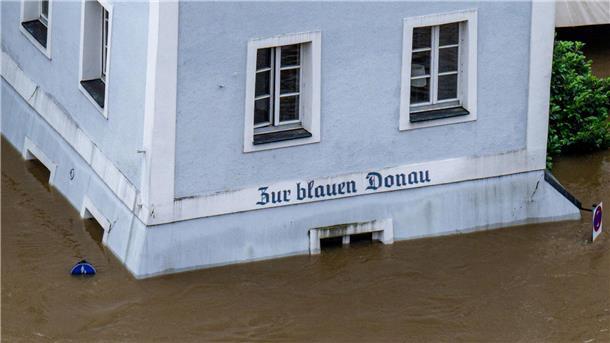 Bange Stunden an der Donau - Weitere Tote in Bayern entdeckt Ein Haus mit dem Schriftzug „Zur blauen Donau“ im Hochwasser der Donau.