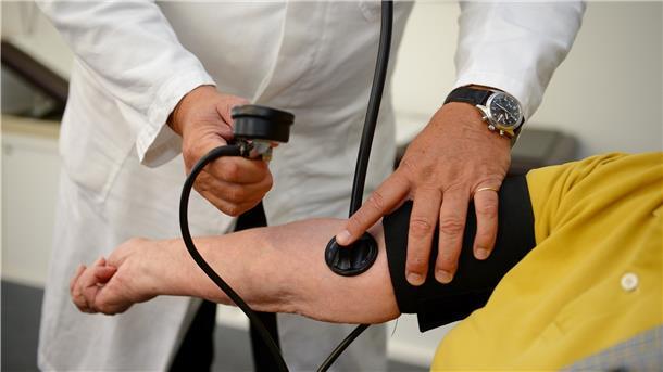Ärzte scheuen die Provinz Ein Hausarzt misst in seiner Praxis einer Patientin den Blutdruck. Doch auf dem Land ist es nicht leicht, Nachfolger beziehungsweise Jobinteressenten zu finden.
