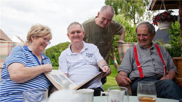 „Jeder Tag mit Holger ist ein Highlight“ - Leben mit Handicap Ein Herz und eine Seele: Hildegard, Holger, Jochen und Ernst Allers.