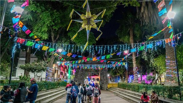 Festbräuche weltweit: Surfende Santas, Gnome und Lottofieber Ein Highlight für Jung und Alt: Weihnachts-Posadas in Mexiko-Stadt.