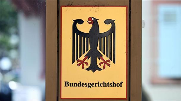 Ein Hinweisschild mit Bundesadler und dem Schriftzug Bundesgerichtshof, aufgenommen vor dem Bundesgerichtshof (BGH).