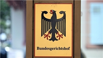 Ein Hinweisschild mit Bundesadler und dem Schriftzug Bundesgerichtshof, aufgenommen vor dem Bundesgerichtshof (BGH).