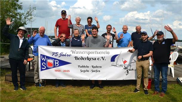 Mitglieder des Wassersportvereins Bederkesa feiern das 75-jährige Bestehen ihres Vereins