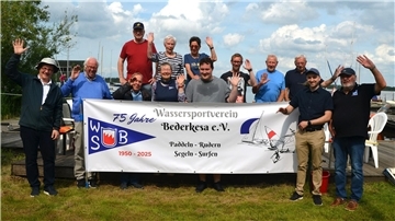 Mitglieder des Wassersportvereins Bederkesa feiern das 75-jährige Bestehen ihres Vereins