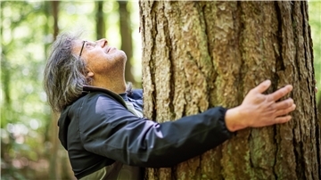 Ein Höhepunkt beim Waldbaden: NZ-Redakteur Andreas Schoener umarmt einen Baum. Innig. Lange. Selbstvergessen. Einmal Teil sein vom großen Ganzen.