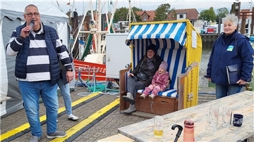 Mit vielen Bildern: Jede Menge los beim Herbstmarkt in Butjadingen Ein Höhepunkt des Herbstmarktes war die Versteigerung von Strandkörben. Rechts im Bild: Auktionator Dierk Smit.