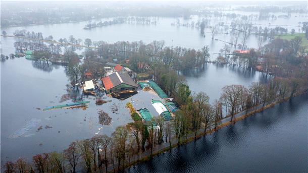 Das Hochwasser von oben: So schlimm ist die Lage im Norden (Bilder) Ein Hof im Bremer Ortsteil Timmersloh steht unter Wasser.