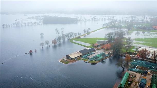 Das Hochwasser von oben: So schlimm ist die Lage im Norden (Bilder) Ein Hof im Bremer Ortsteil Timmersloh steht unter Wasser.
