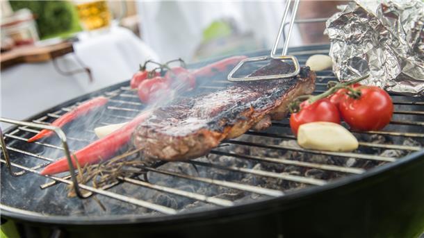 Faktencheck: Ist ein Gasgrill besser fürs Klima als Holzkohle? Grillgut liegt auf einem Holzkohlegrill.