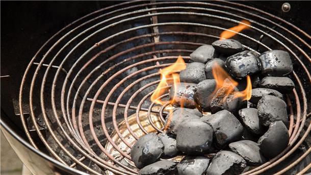Grill in Wohnzimmer sorgt für Verletzte Ein Holzkohlegrill sollte besser draußen verwendet werden.