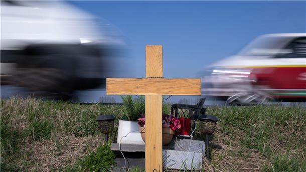 EU-Ziel in Gefahr: Zu viele Verkehrstote 2023 Ein Holzkreuz erinnert an das Opfer eines Verkehrsunfalls.