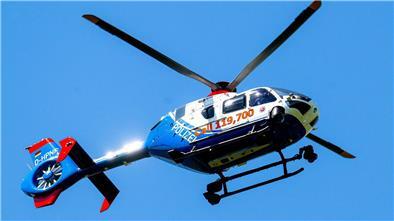 Erneute Suche nach vermisstem Arian ohne Erfolg Ein Hubschrauber der Polizei fliegt bei der Suche nach dem vermissten Arian über der Oste.