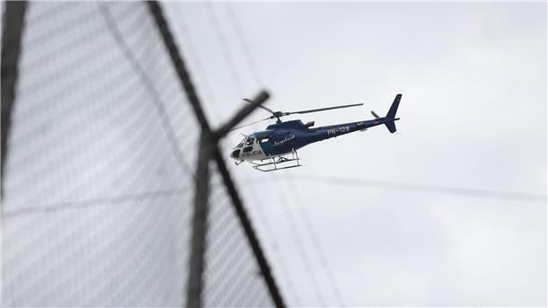 Gefängnis-Chaos: Ecuadors Präsident erklärt Ausnahmezustand Ein Hubschrauber fliegt über dem Zaun des Gefängnisses Inca im Norden der Hauptstadt.