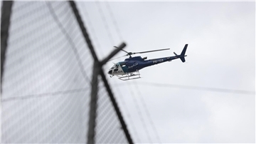Ein Hubschrauber fliegt über dem Zaun des Gefängnisses Inca im Norden der Hauptstadt.