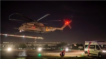 Ein Hubschrauber mit freigelassenen israelischen Geiseln landet auf dem Sheba Medical Center in Ramat Gan.