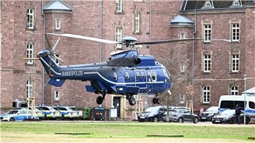 Ein Hubschrauber mit zwei festgenommenen Person an Bord landet in Karlsruhe beim Bundesgerichtshof (BGH).