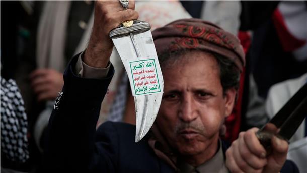 Ein Huthi-Anhänger hebt einen traditionellen jemenitischen Dolch (Jambiya) mit dem Huthi-Slogan (Sarkha), der übersetzt „Allah ist der Größte, Tod für Amerika, Tod für Israel, Fluch über die Juden, Sieg für den Islam“ bedeutet, während einer Demonstration in Sanaa gegen die Vereinigten Staaten und Israel nach den jüngsten israelischen Luftangriffen auf die jemenitische Hauptstadt und Israels laufenden Militäroperationen in Gaza.