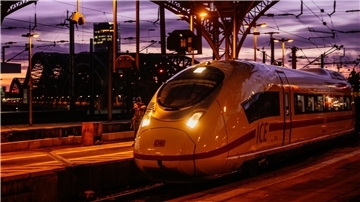 Ein ICE fährt in den Kölner Hauptbahnhof ein. Wird ein Halt mit weniger als 5:59 Minuten erreicht, gilt der Zug als pünktlich.