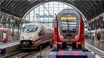 Ein ICE und ein Regionalzug im Hauptbahnhof Frankfurt: Die Deutsche Bahn hat die wirtschaftliche Bilanz für das erste Halbjahr 2023 präsentiert.