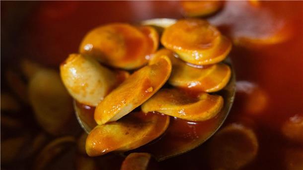 Ein Imbissbesitzer in der Stadt Duisburg soll die Currywurst erfunden haben.