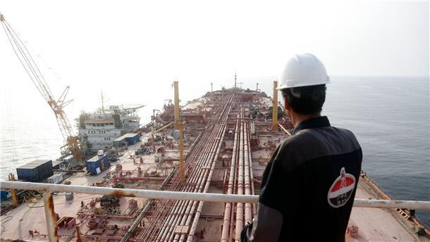 Ein Ingenieur steht auf dem oberen Deck der „FSO Safer“ - der Supertanker wurde seit Jahren nicht mehr gewartet.