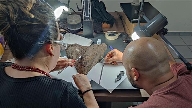 Forscher entdecken riesige fossile Süßwasserschildkröte Ein internationales Forschungsteam entnimmt Proben für die geochemischen Analysen.