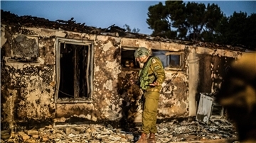 Ein israelischer Soldat inspiziert ein zerstörtes Haus im Kibbutz Beeri. Rettungskräfte hatten von dort grausame Bilder veröffentlicht.