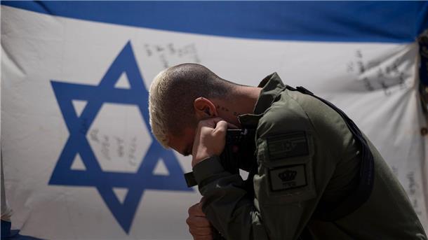 Ein israelischer Soldat neben der Nationalflagge: Gibt es für Israel einen Ausweg aus diesem Schlamassel?