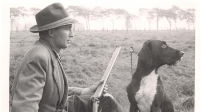 Alte Fotos aus der Wesermarsch: Hundesport und Jagd in früheren Zeiten Jäger mit Hund