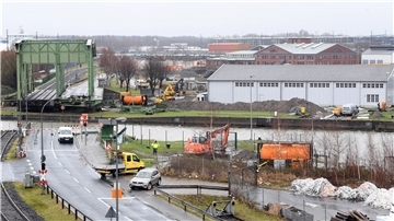 Ein Jahr nach der Havarie der Drehbrücke soll eine Fähre die Verbindung zur Columbusinsel wieder herstellen. Derzeit wird an der Straße zu den Rampen gebaut, zwischen denen die Fähre als Ponton gelegt werden kann.