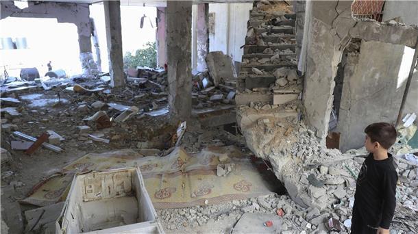Ein Junge steht in Dschenin in den Trümmern einer Moschee, die nach einem israelischen Luftangriff zerstört wurde (Archivbild).