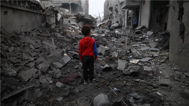 Ein Junge steht vor den Trümmern nach einem Luftangriff im Flüchtlingslager Maghazi im Zentrum des Gazastreifens. Schon sechs Monate lang tobt der Gaza-Krieg.