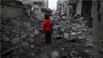 Ein Junge steht vor den Trümmern nach einem Luftangriff im Flüchtlingslager Maghazi im Zentrum des Gazastreifens. Schon sechs Monate lang tobt der Gaza-Krieg.