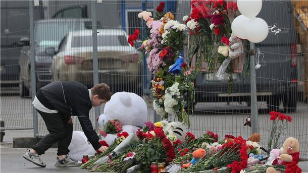 Ein Junge trauert um die Opfer des Anschlags auf die Crocus City Hall in Moskau.