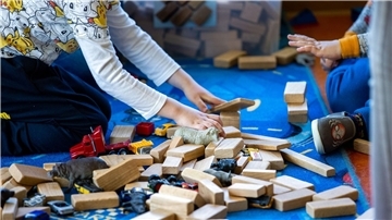 Ein Junge und ein Mädchen spielen zusammen.