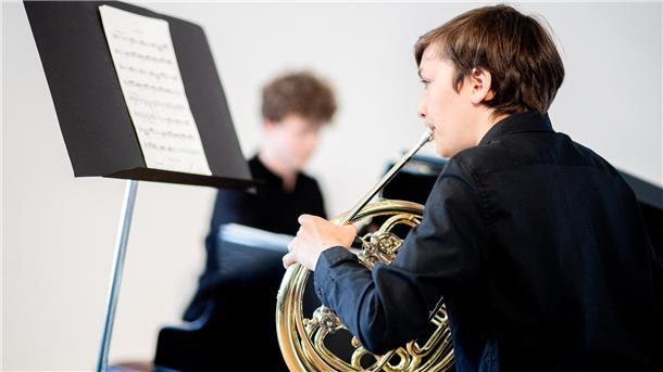 Jugend Musiziert sucht wieder ambitionierte Jung-Musiker Ein junger Hornist spielt bei einem Vorspiel im Rahmen des Bundeswettbewerbs "Jugend musiziert" auf seinem Instrument. Auch aus dem Kreis Rotenburg können wieder an dem Wettbewerb teilnehmen.