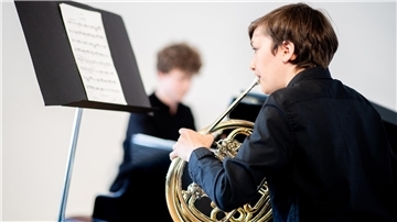 Ein junger Hornist spielt bei einem Vorspiel im Rahmen des Bundeswettbewerbs "Jugend musiziert" auf seinem Instrument. Auch aus dem Kreis Rotenburg können wieder an dem Wettbewerb teilnehmen.
