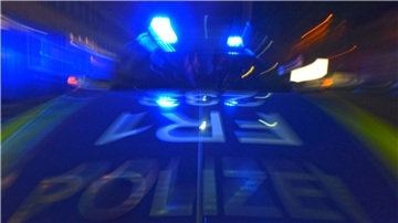 Ein junger Mann, der einen Unfall mit einem gestohlenen Auto gebaut hat, rief die Polizei auf den Plan.