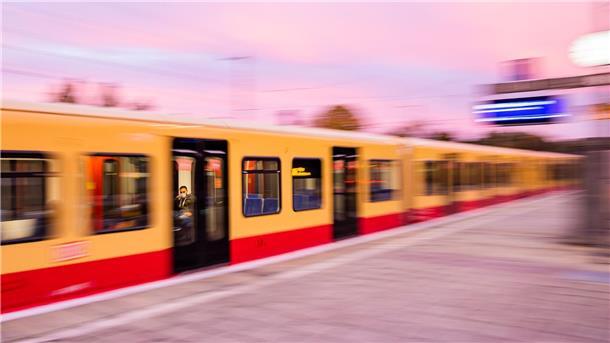 19-Jähriger stirbt mutmaßlich beim S-Bahnsurfen Ein junger Mann wurde tot auf einer S-Bahn in Berlin gefunden.