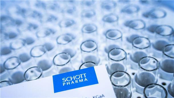 Ein Kästchen voller Karpulen, wie sie hauptsächlich für die Abfüllung und Verabreichung von Insulin verwendet werden.