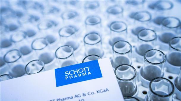 Ein Kästchen voller Karpulen, wie sie hauptsächlich für die Abfüllung und Verabreichung von Insulin verwendet werden.
